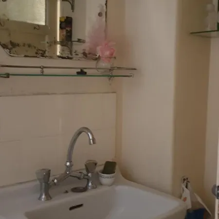 A Simple Old School In The Center Apartment