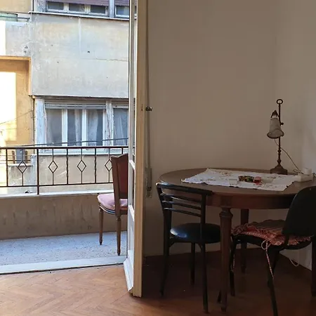A Simple Old School In The Center Apartment *