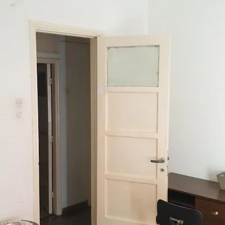 A Simple Old School In The Center Apartment Athens