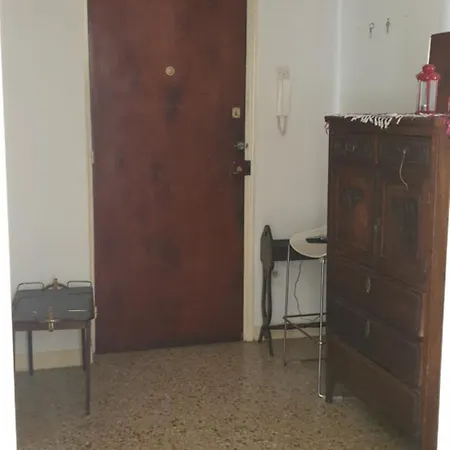 A Simple Old School In The Center