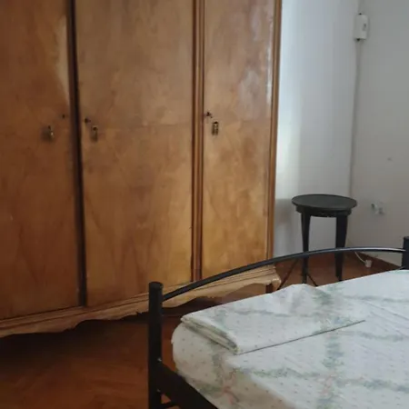 A Simple Old School In The Center Apartment *