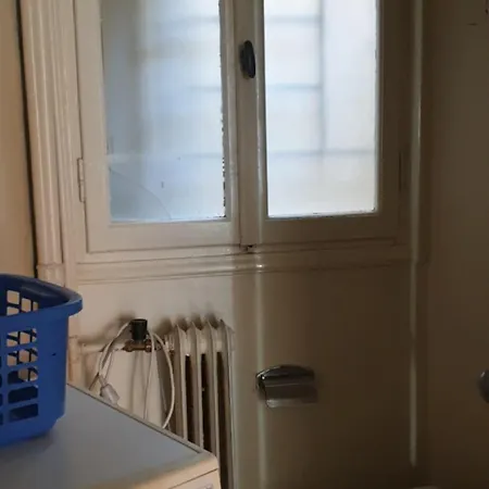 A Simple Old School In The Center Apartment Athens