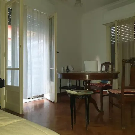 A Simple Old School In The Center Apartment Athens