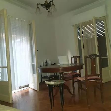 A Simple Old School In The Center