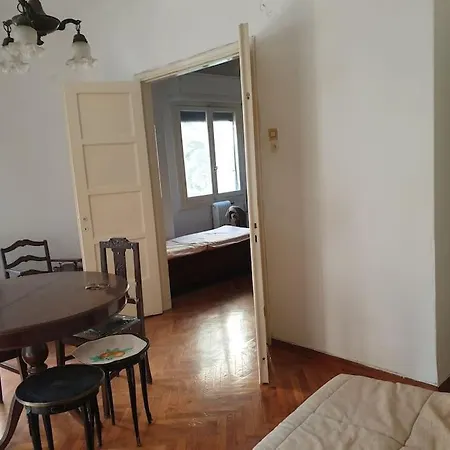 A Simple Old School In The Center Apartment *