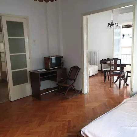 A Simple Old School In The Center Apartment